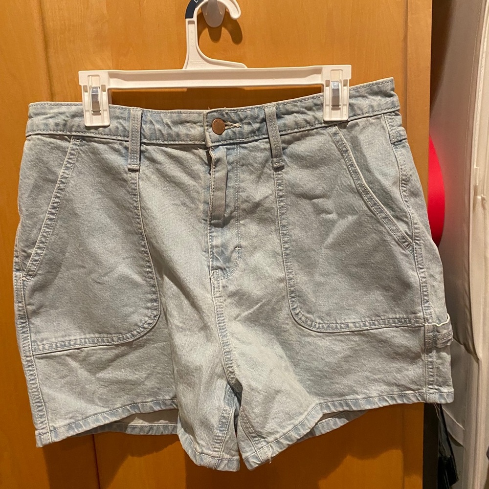 Light wash cargo shorts